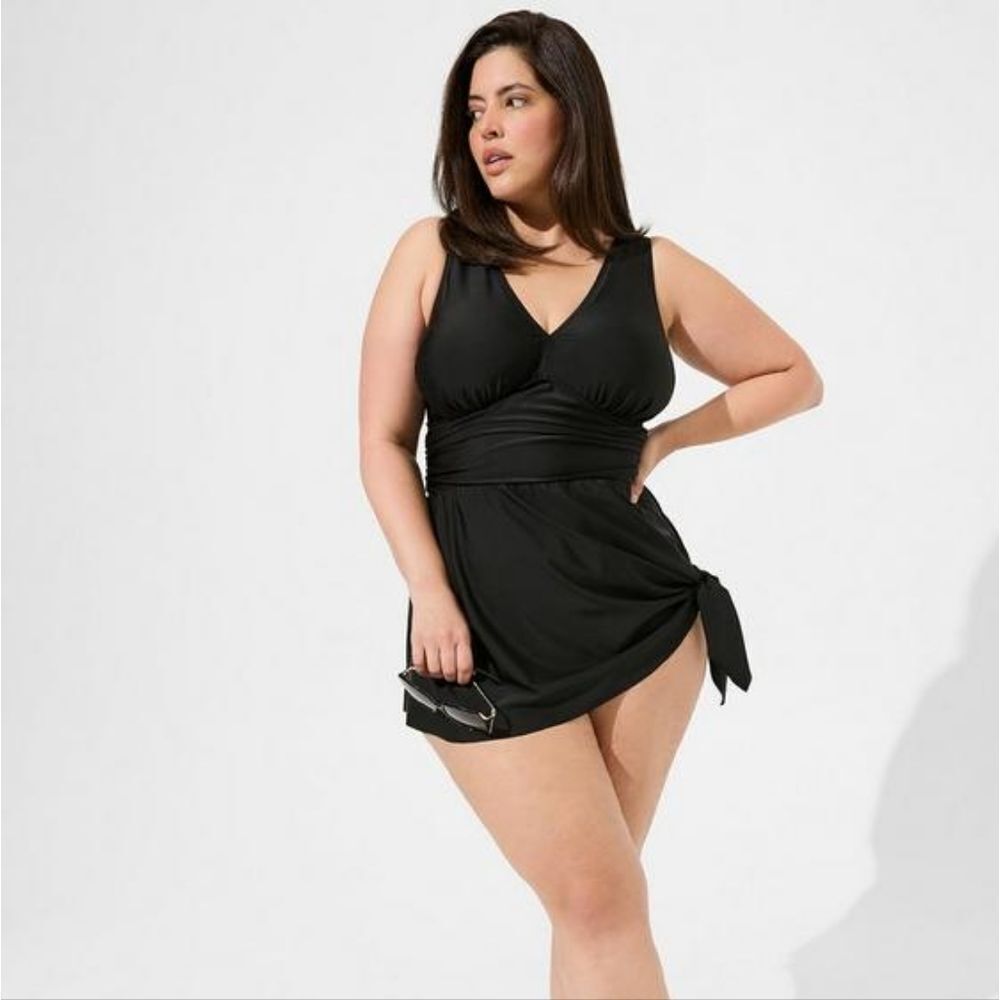 Torrid Wireless Asymmetrical Swim Dress Size 3